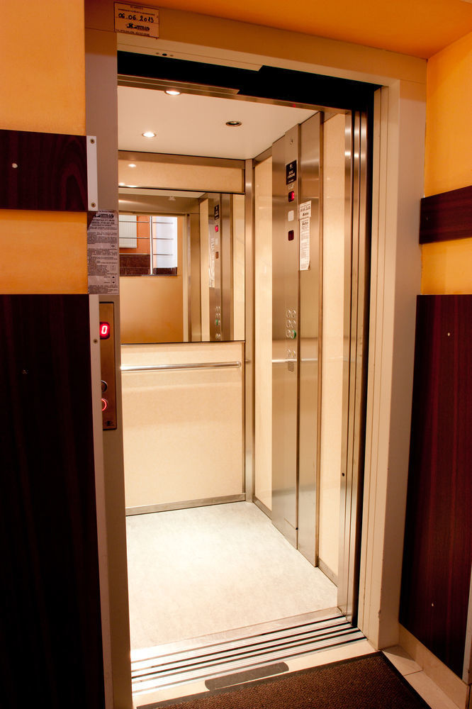 Denisa Hotel Otopeni Extérieur photo
