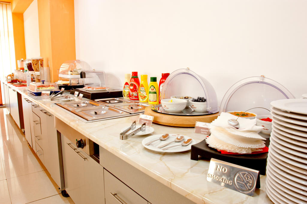 Denisa Hotel Otopeni Extérieur photo